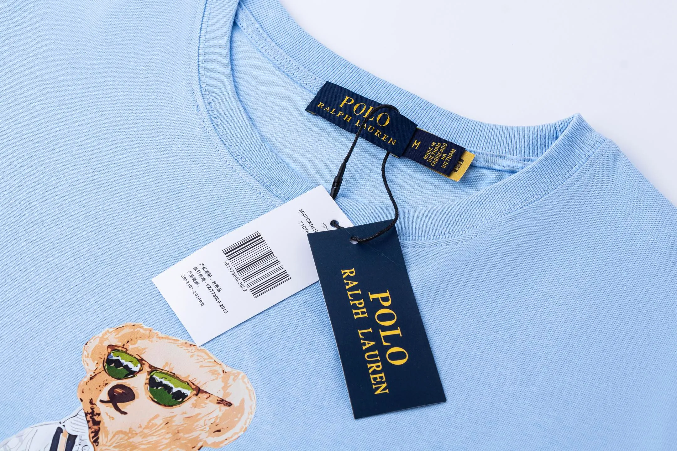 P126 Style number: 511 Ralph Lauren/Ralph Lauren 25ss new bear print round neck short sleeves. The main LOGO on the neck has a QR code mark, which can be scanned for verification to distinguish low-end products on the market. 32 counts, 240g hydrophilic toner, 100% cotton fabric, comfortable and soft, highly breathable, focusing on high-end cost-effectiveness, needless to say good quality. Available in a variety of colors, both boys and girls can try this genderless style, giving them a yuppie tone in no time. Immerse yourself in your leisurely style, and have your own style in retro. Natural, vivid, and very French romantic feelings perfectly integrate the youthful atmosphere with the trend. The clever embellishment of the classic pony logo embroidery carries all the eye-catching points. Color: black, white, navy blue, light blue Size: S-xL S Shoulder width 44 Bust 104 Sleeve length 23 Clothing length 72 M Shoulder width 45 Bust 108 Sleeve length 24 Clothing length 74 L Shoulder width 46 Bust 112 Sleeve length 25 Clothing length 76 xL Shoulder width 47 Bust 116 Sleeve length 26 Clothing length 78